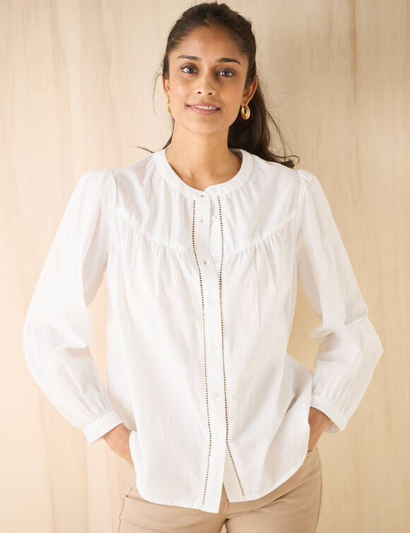 Chemisier col rond uni, détails jour échelle (blanc) Chemisier col rond uni, détails jour échelle (blanc)